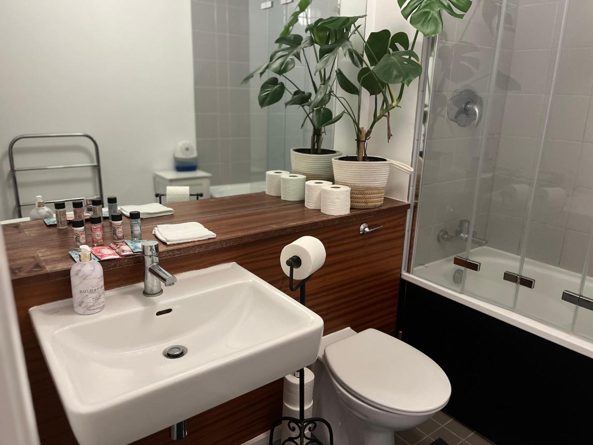 The Room King Size Bed And Private Bathroom Dublin Bagian luar foto
